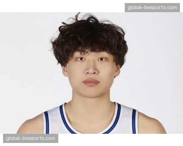 新疆前锋齐麟比赛中一瘸一拐 经常需要走回更衣室